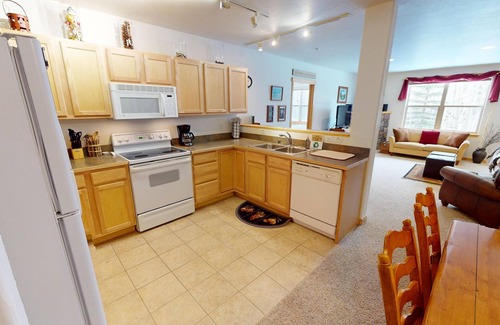 Frisco Condo | Hot Tub! Deck, Garage. Walk/Drive to Trails, Dining, Shops, Marina, Events