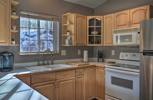 Rainbow Valley Cabin | Hot Tub, Deck & Grill: Mtn-View Divide Cabin