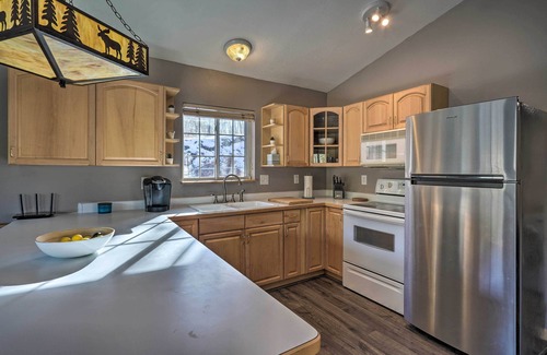 Rainbow Valley Cabin | Hot Tub, Deck & Grill: Mtn-View Divide Cabin