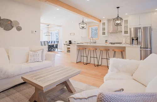 La Conception Ski Chalet | Hot Tub Direct Bike+Running trails Firepit Games EV charger 15m Mont-Tremblant !