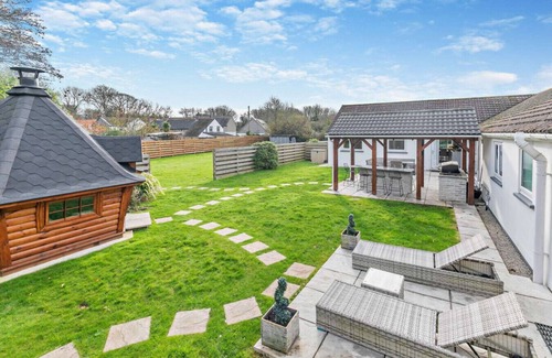 Relubbus House | Hot Tub, family and pet friendly home with games room