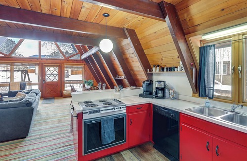 Red Lodge Cabin | Hot Tub + Fire Pit: Cozy Cabin in Red Lodge!