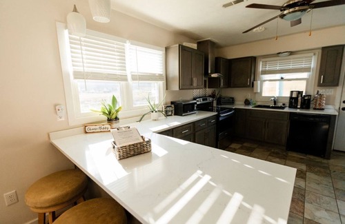 Somerset Cottage | HOT TUB, FIRE PIT, FENCED YARD, FIREPLACE, COUNTRY TRANQUILITY 100 meg internet