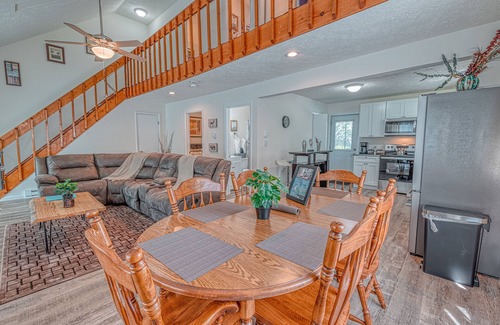 Tobyhanna House | Hot Tub/Fire Pit/Fire Place/Family