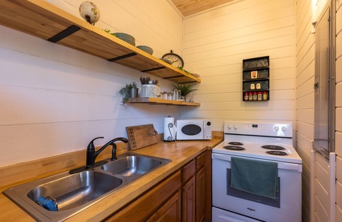 McArthur House | Hot Tub Fire Pit Grand Piano | Cozy Fall Getaway