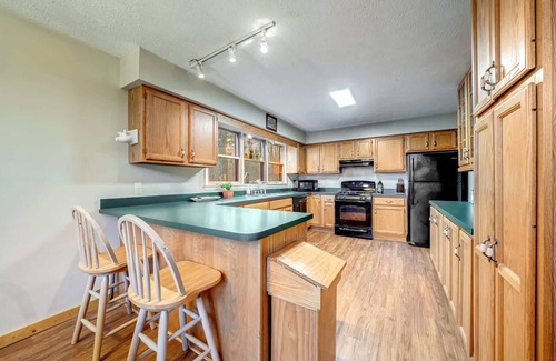 Berkeley Springs Cabin | Hot Tub, Fireplace, Fire Pit, Game Room & More