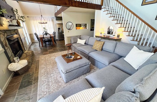 West Jefferson Ski Chalet | Hot Tub + Fireplace = The Perfect Sept Getaway @ The 19th Hole