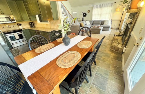 West Jefferson Ski Chalet | Hot Tub + Fireplace = The Perfect Sept Getaway @ The 19th Hole