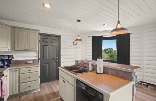 Boone Cabin | Hot tub; Fireplace; Dog Friendly! Minutes to Downtown Boone, Skiing and Tubing!