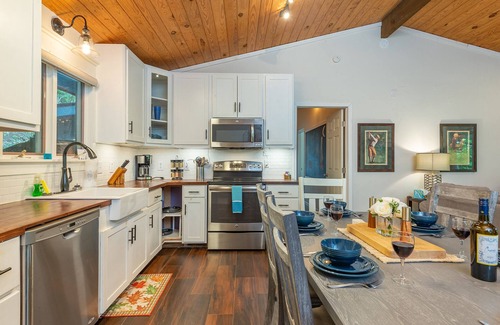 Wolf Laurel Cabin | ⭐️Hot Tub, Fireplace, Pool, Resort Access, Hatley’s Pointe, Skiing, Grill, WiFi⭐️