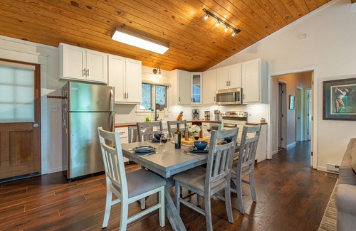 Wolf Laurel Cabin | ⭐️Hot Tub, Fireplace, Pool, Resort Access, Hatley’s Pointe, Skiing, Grill, WiFi⭐️