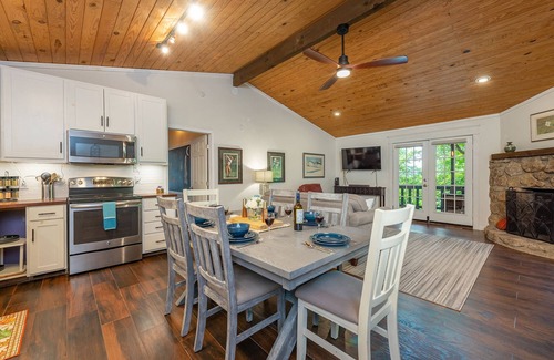 Wolf Laurel Cabin | ⭐️Hot Tub, Fireplace, Pool, Resort Access, Hatley’s Pointe, Skiing, Grill, WiFi⭐️