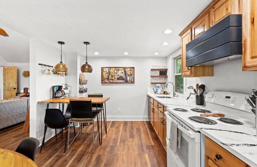 Stanton Apartment | Hot Tub - Furnace Mountain Retreat - #RRG!