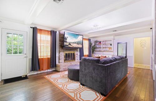 Ponderosa Forest House | Hot tub, Game and Movie Room ,15 Min to IAH Airport