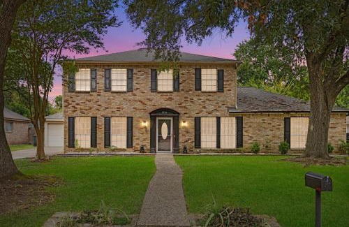 Ponderosa Forest House | Hot tub, Game and Movie Room ,15 Min to IAH Airport
