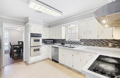 Ponderosa Forest House | Hot tub, Game and Movie Room ,15 Min to IAH Airport