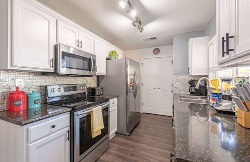 West San Antonio House | HOT-TUB, Game Room & BBQ by Lackland AFB & SeaWorld
