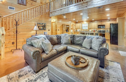 Broken Bow Cabin | Hot Tub + Game Room: Family Retreat in Broken Bow