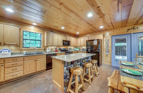 Broken Bow Cabin | Hot Tub + Game Room: Family Retreat in Broken Bow