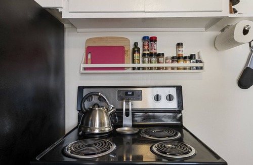 Glendale House | Hot Tub, Hammocks, Fenced Yard, & BBQ! Perfect Location Near Airport & Downtown!