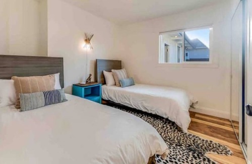 Montgomery Village House | Hot Tub & Heated Pool at Mid Century Modern Home