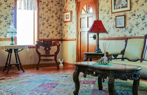 Fruita House | ***HOT TUB*** Historic Tilliview House ~ 3100 Sq Ft ~ 1 Acre ~ Heart Of Fruita !