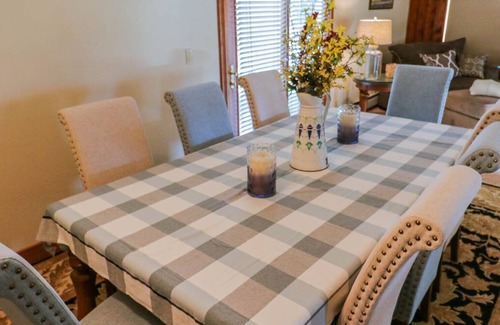 Fruita House | ***HOT TUB*** Historic Tilliview House ~ 3100 Sq Ft ~ 1 Acre ~ Heart Of Fruita !