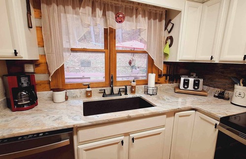Bryson City Cabin | Hot Tub, Home Gym, SMNP, GSMR, Whitewater Rafting, Polar Express, Fishing