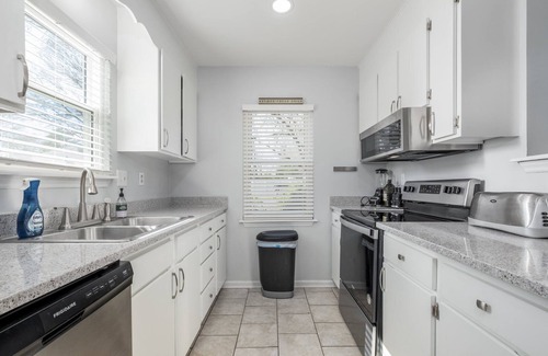 Charlotte House | *HOT TUB in UPTOWN + FREE parking | FUN | NEW*