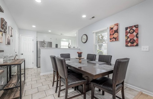 Charlotte House | *HOT TUB in UPTOWN + FREE parking | FUN | NEW*