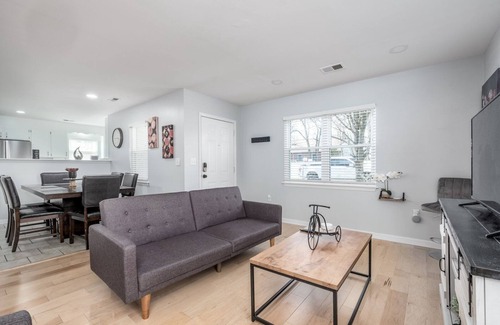 Charlotte House | *HOT TUB in UPTOWN + FREE parking | FUN | NEW*