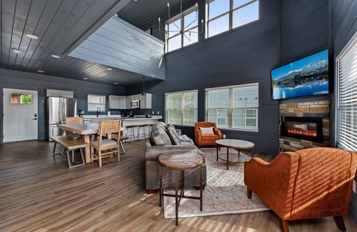 Pigeon Forge Cabin | Hot Tub + Indoor Pool 10Mi to Great Smoky Park