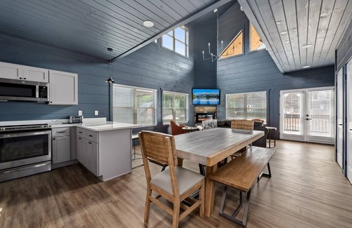 Pigeon Forge Cabin | Hot Tub + Indoor Pool 10Mi to Great Smoky Park