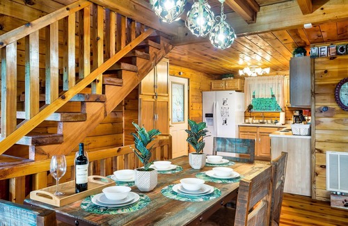 Sevierville Cabin | Hot Tub | Jacuzzi | Patio | Pet-Friendly | WiFi