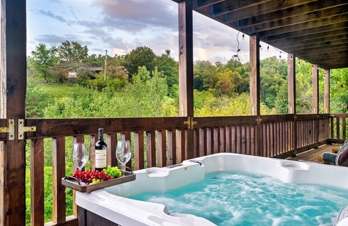Sevierville Cabin | Hot Tub | Jacuzzi | Patio | Pet-Friendly | WiFi