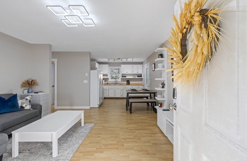 Asheville Apartment | ♥ Hot Tub -King Bed -3 Miles to AVL Downtown -Simply Squared