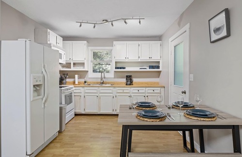 Asheville Apartment | ♥ Hot Tub -King Bed -3 Miles to AVL Downtown -Simply Squared