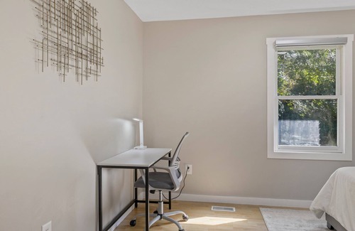 Asheville Apartment | ♥ Hot Tub -King Bed -3 Miles to AVL Downtown -Simply Squared