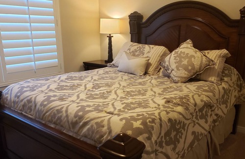 Taylorsville House | Hot Tub, King Bed, Gb Fiber Optic Internet, Close to Everything!