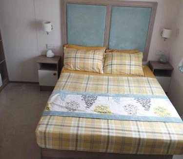 Dogdyke Ski Chalet | hot tub luxury caravan 23 Lancaster tattershall lakes