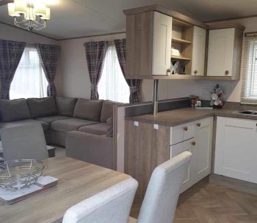 Dogdyke Ski Chalet | hot tub luxury caravan 23 Lancaster tattershall lakes