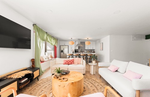 Lamar Heights Area House | Hot Tub & Patio | Colorosa 5-BR Getaway