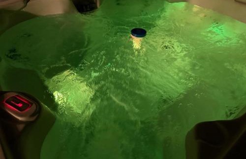 Southeast Edmonton House | Hot Tub Patio Netflixgamesfireplacesleeps 8