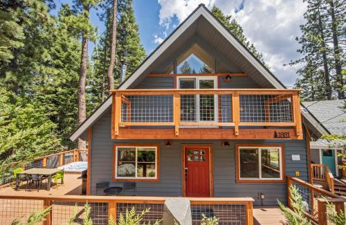 Pioneer Trail House | Hot tub - Play structure - Mini pool table game