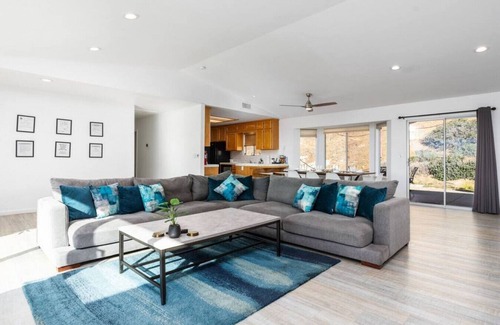 Mariposa House | Hot Tub, Privacy, Fire Pit, Pool Table, Ping Pong, Amazing Views!