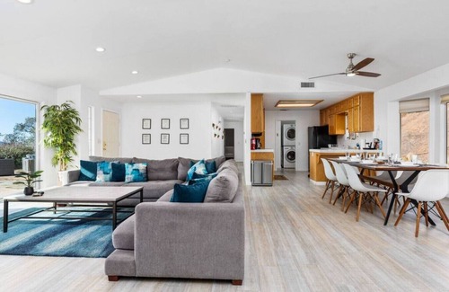 Mariposa House | Hot Tub, Privacy, Fire Pit, Pool Table, Ping Pong, Amazing Views!