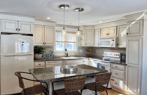 Ogunquit House | Hot Tub, Putting Green, 5 min walk to the beach, shops & restaurants.