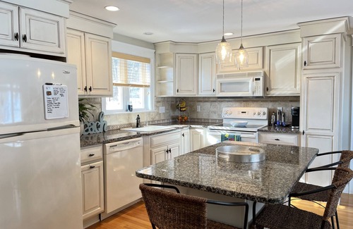 Ogunquit House | Hot Tub, Putting Green, 5 min walk to the beach, shops & restaurants.