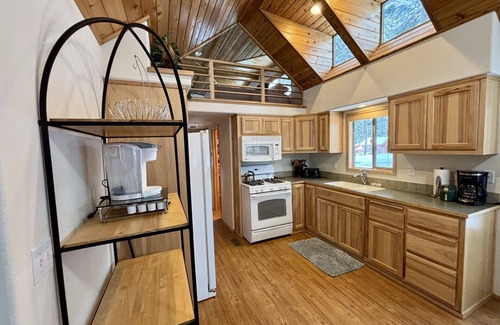 Ashland Cabin | Hot Tub! Relaxing Tranquil Cabin at Hyatt Lake 40