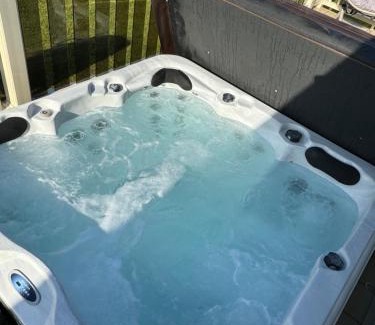 Tattershall Resort | Hot tub retreat at Tattershall Lakes